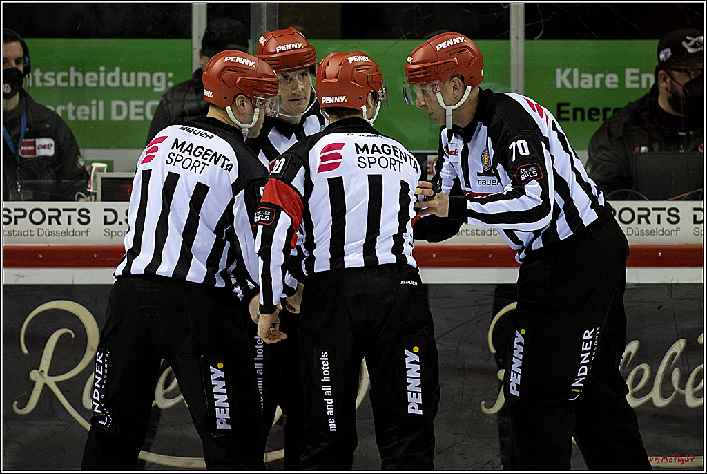 PENNY DEL Viertelfinale 4. Spiel; Duesseldorfer EG - Red Bull Muenchen; Duesseldorf, 16.04.2022